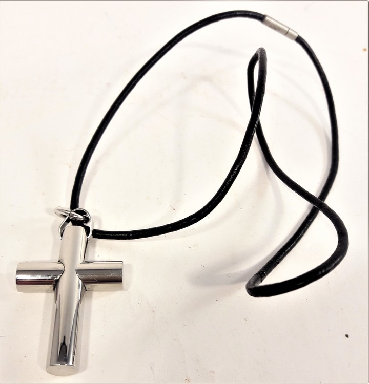 Halsband med Läderrem och Kors Metall