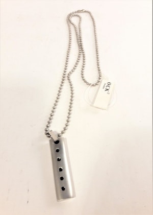 Halsband med Metallhänge