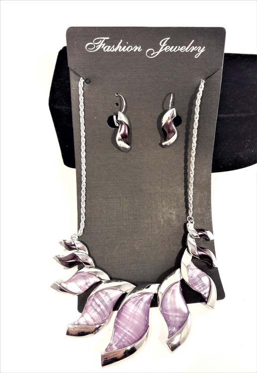 Dekorativt, tungt och vackert lyxhalsband och örhängen med vackra skimrande stenar