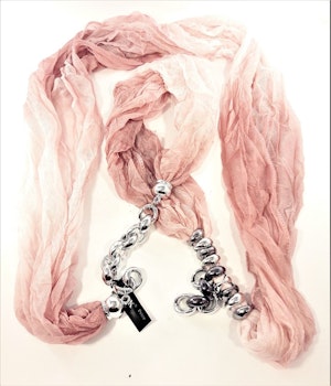 Rosa scarf med silverfärgade detaljer