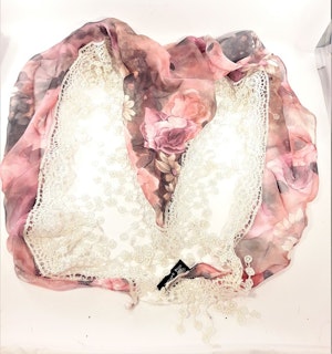 Rosa scarf med vit spets och rosmönster