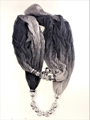 Svart scarf med silverfärgade detaljer