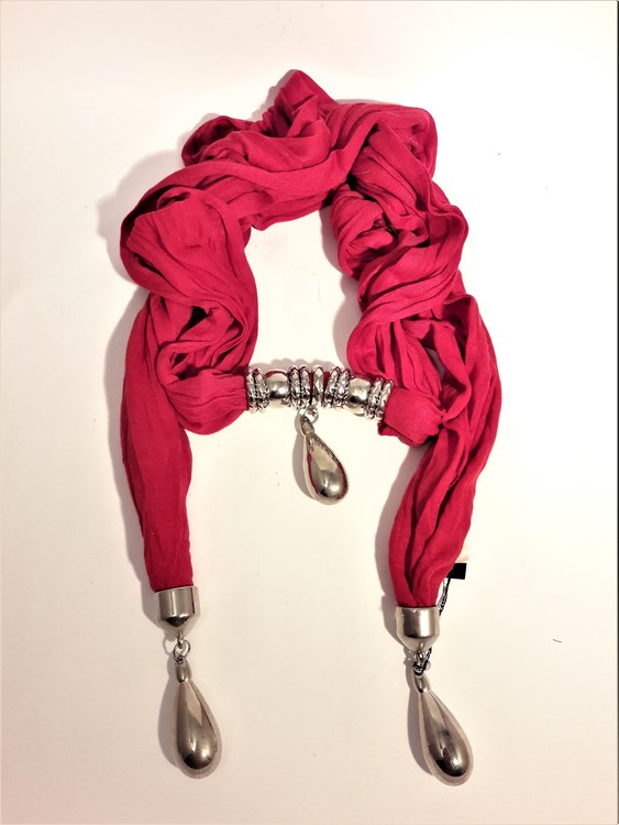 Fin scarf, röd med silverfärgade dekorationer bl.a. droppar