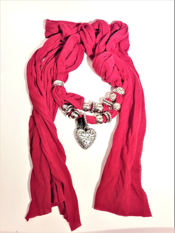 Fin scarf, röd med silverfärgade dekorationer bl.a. hjärta