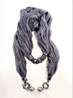 Grå skimrande scarf med silverfärgade detaljer