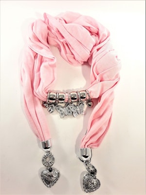 Snygg rosa scarf med många detaljer, hjärtan, elefanter, fjärilar