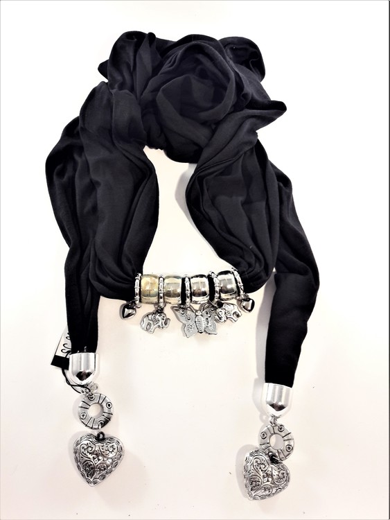 Snygg svart scarf med många detaljer, hjärtan, elefanter, fjärilar