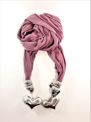 Snygg lila scarf med silverfärgade detaljer, bl.a. hjärtan