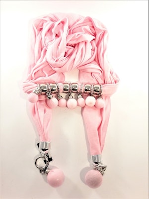 Fin rosa scarf med silverfärgade detaljer och tygklädda bollar