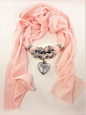 Fin scarf, rosa med silverfärgade dekorationer bl.a. hjärta