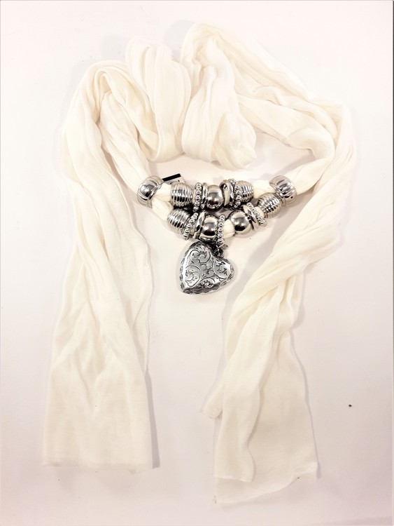 Fin scarf, vit med silverfärgade dekorationer bl.a. hjärta