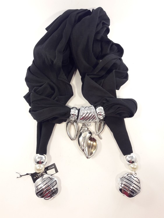 Fin scarf, svart med silverfärgade dekorationer bl.a. snäcka