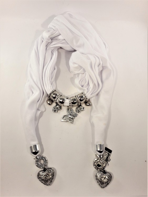 Fin vit scarf med många silverfärgade detaljer, hjärtan, elefanter, fjärilar. Ca 180 cm.