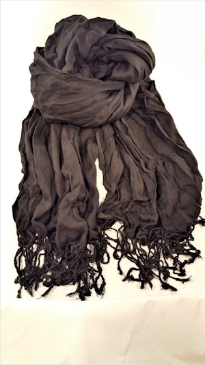 Fin svart scarf med fransar