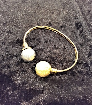 Guldfärgat Metall Armband med Kulor Guld- och Silverfärg