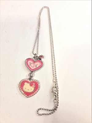 Halskedja med Hello Kitty-motiv, 2 berlocker och sten