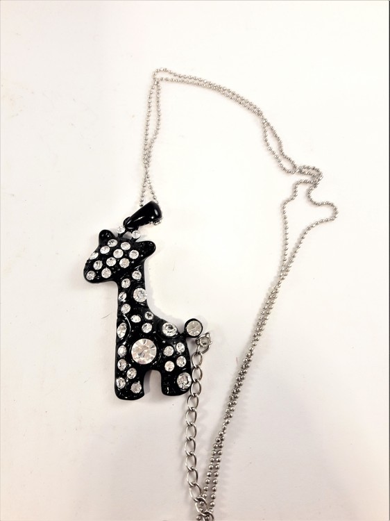 Halsband med hänge av giraff och strass i svart 2 varianter