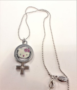 Halskedja med Hello Kitty i Q-tecken