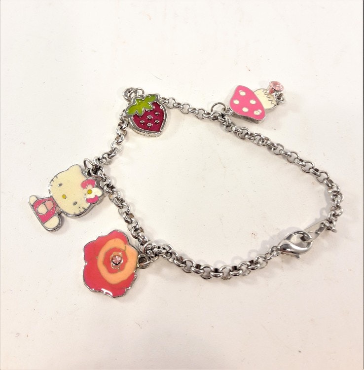 Armband med Hello Kittymotiv, 4 berlocker - Trollania.se