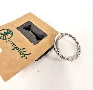 Ring i stål med flätad design