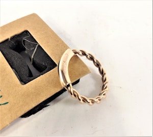 Ring i stål med flätad design, rosé