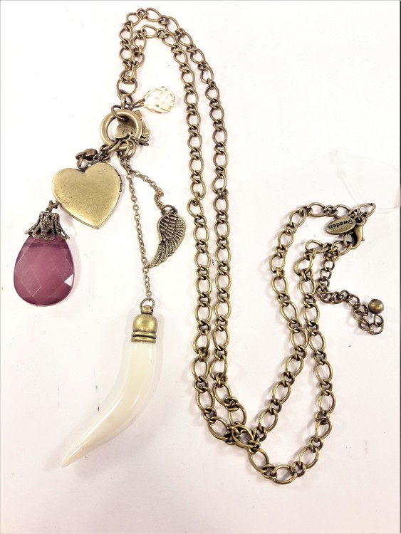 Halsband med detaljer såsom hjärta i bronsfärg