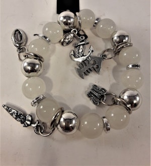Armband med söta berlocker i vitt och silverfärg