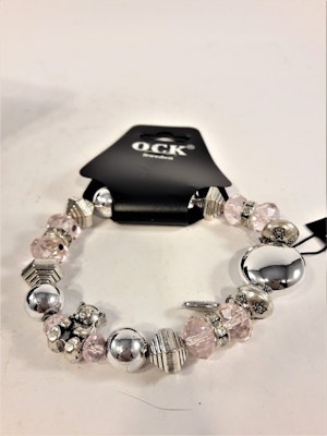 Armband med transparenta stenar och silverfärgade berlocker