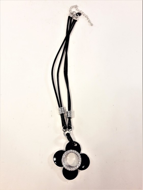 Halsband med läderrem och svart blomma i metall med strass