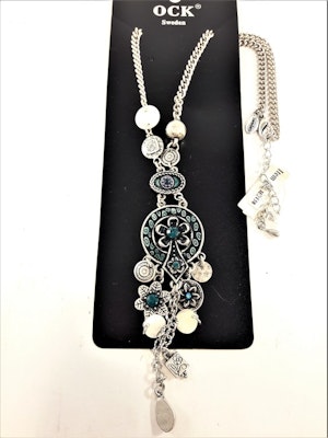 Halsband med fina silverfärgade och gröna detaljer