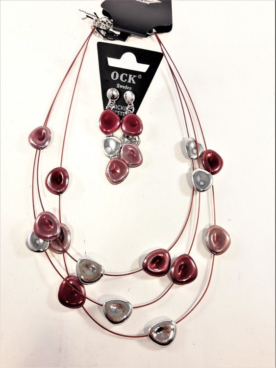 Halsband med detaljer i rött och silverfärg samt örhängen