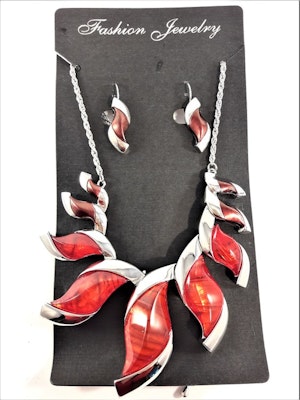 Dekorativt, tungt och vackert lyxhalsband och örhängen med vackra skimrande stenar i rött.