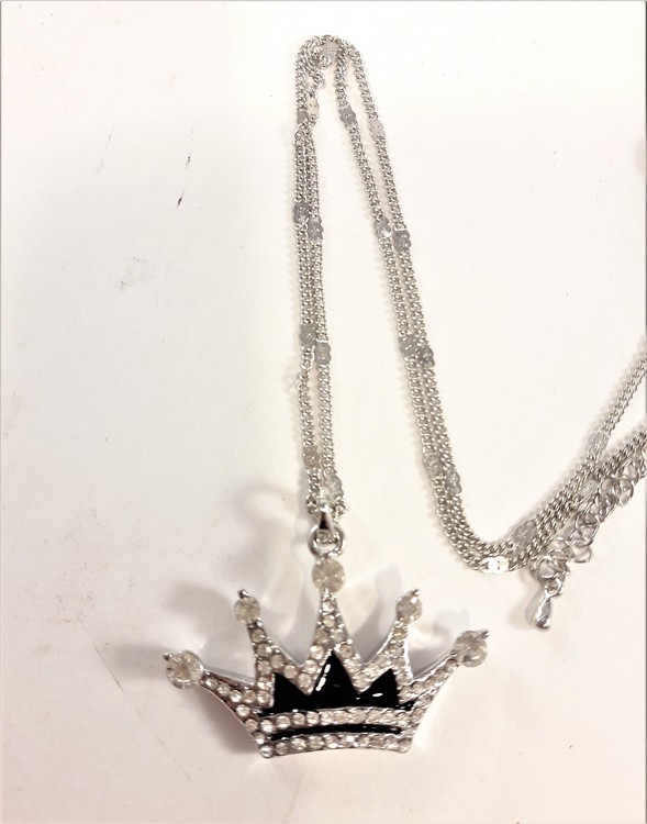 Halsband med Hänge i Form av Krona med Strass Silverfärg