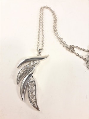 Halsband med vackert hänge med strass silverfärg