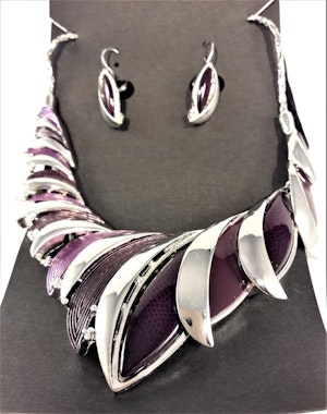 Dekorativt, tungt och vackert lyxhalsband och örhängen med vackra skimrande stenar i lila