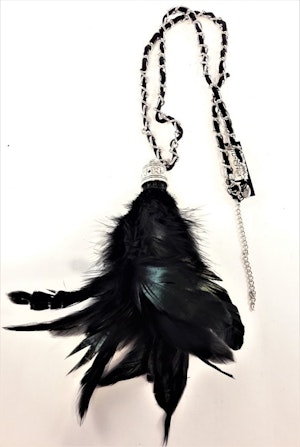 Halsband med mockarem, kedja och hänge med svarta fjädrar
