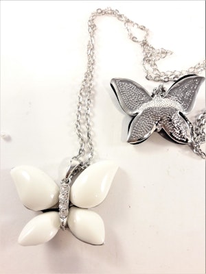 Halsband med vit fjäril och strass