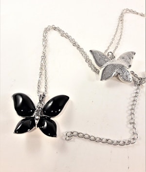 Halsband med svart fjäril och strass