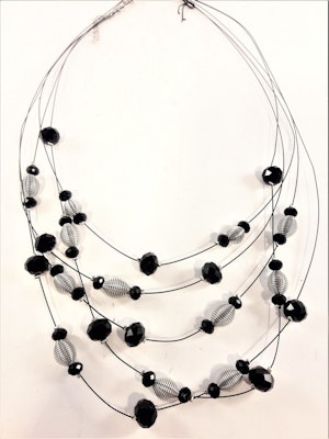Flerradigt halsband med dekorationer i svart och silverfärg