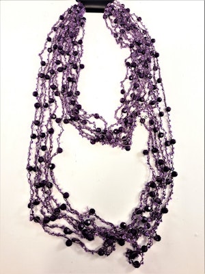 Flerradigt lila halsband med kulor och pärlor