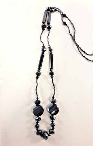Långt blått halsband med pärlor och facetter