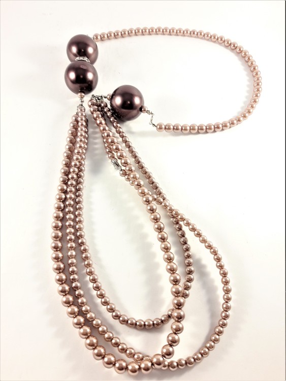 Flerradigt halsband med stora och små pärlor i brunt och hjärta med strass