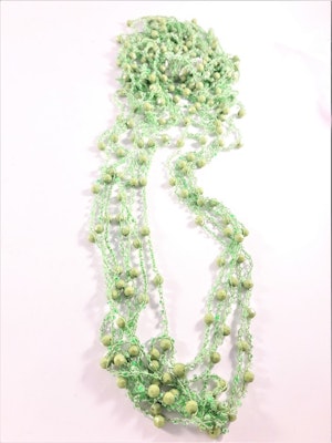 Flerradigt grönt halsband med kulor och pärlor