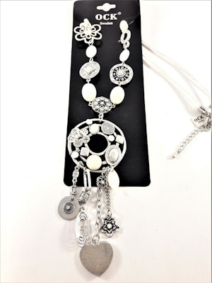 Halsband med rem i vitt läder och många fina detaljer som hjärta, stenar, pärlor och strass