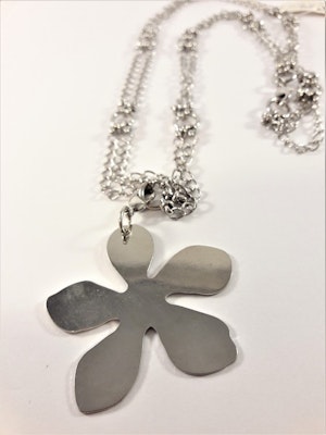 Dubbelkedja med blomma som hänge, silverfärg