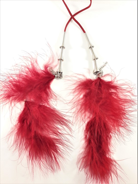 Öppet Halsband i Läder med Fjädrar och Metalldetaljer Röd