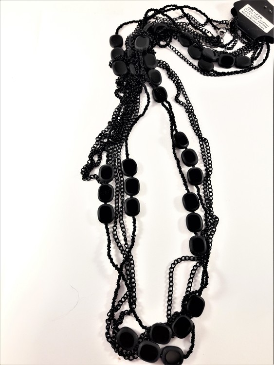 Flerradigt svart halskedja med svarta detaljer