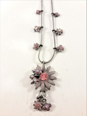 Sött halsband med rosa blommor prydda med gnistrande strass
