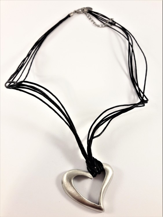 Halsband med svart rem hjärtformat silverfärgat hänge