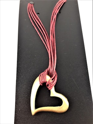 Halsband med röd rem hjärtformat silverfärgat hänge